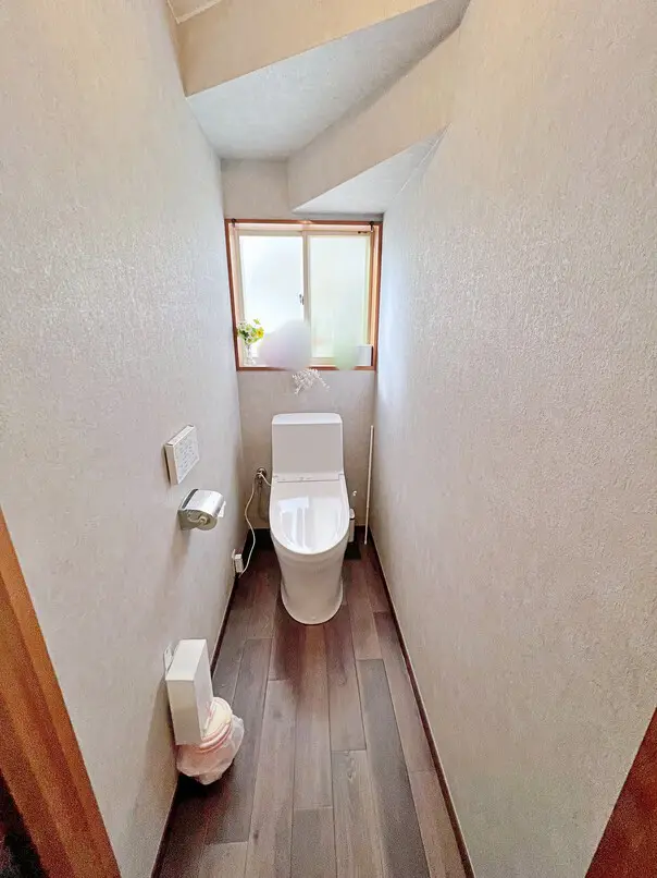 明るく清潔感あるトイレ空間になりました